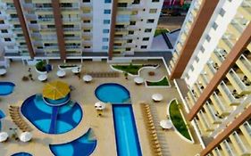Apartamento no Condomínio Casa da Madeira em Caldas Novas-GO